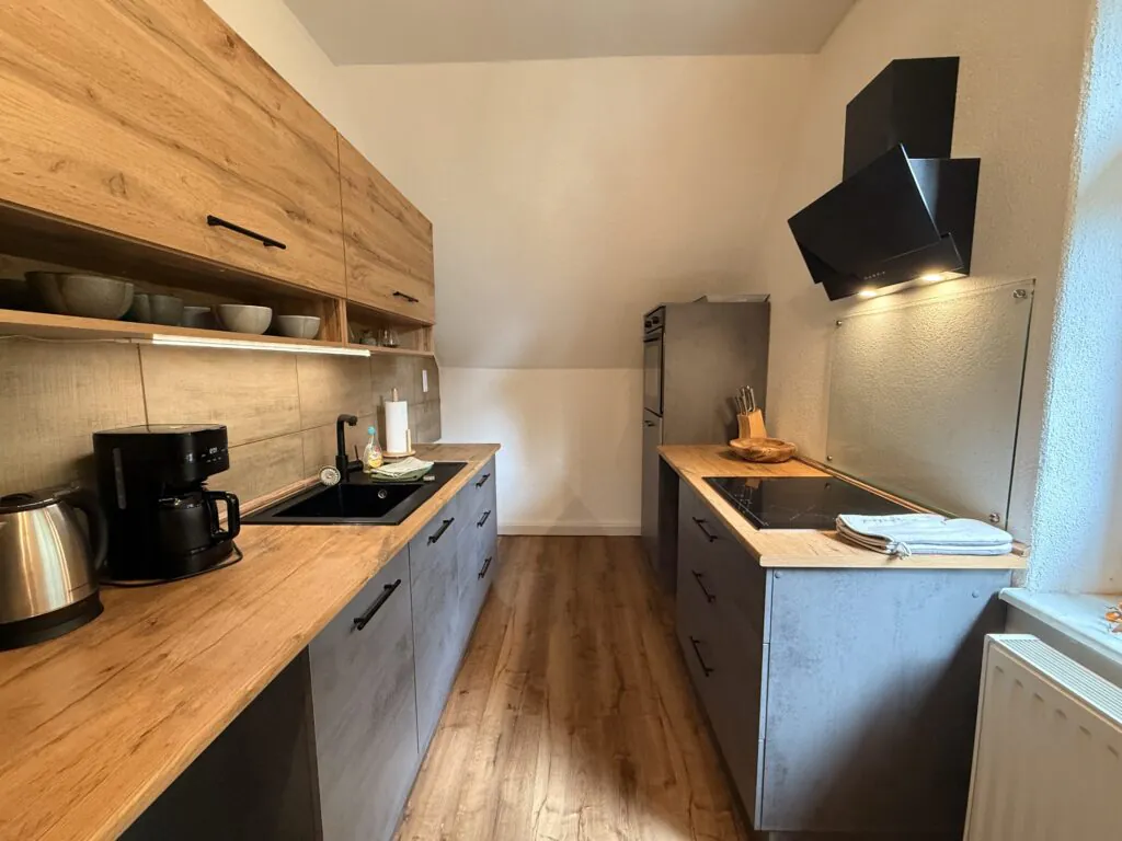 Küchenzeile mit Kaffeemaschine - Familienferienwohnung Felsenliebe, Hertigswalde