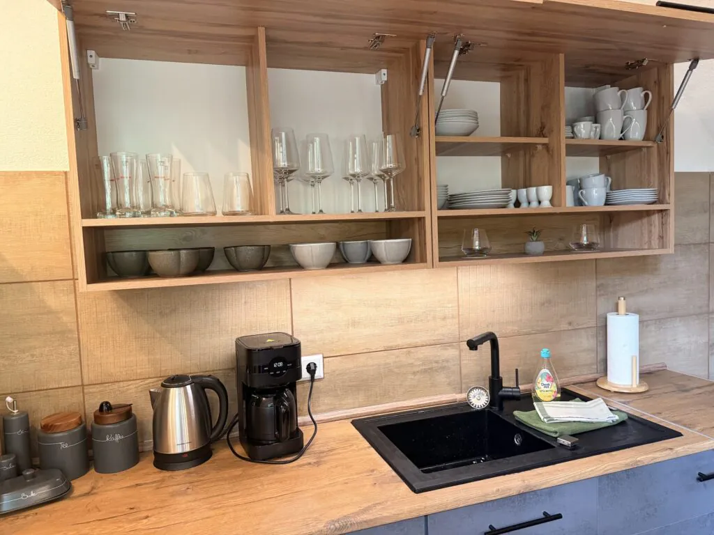 Spüle und offenes Regal in der Küche - Familienferienwohnung Felsenliebe, Hertigswalde