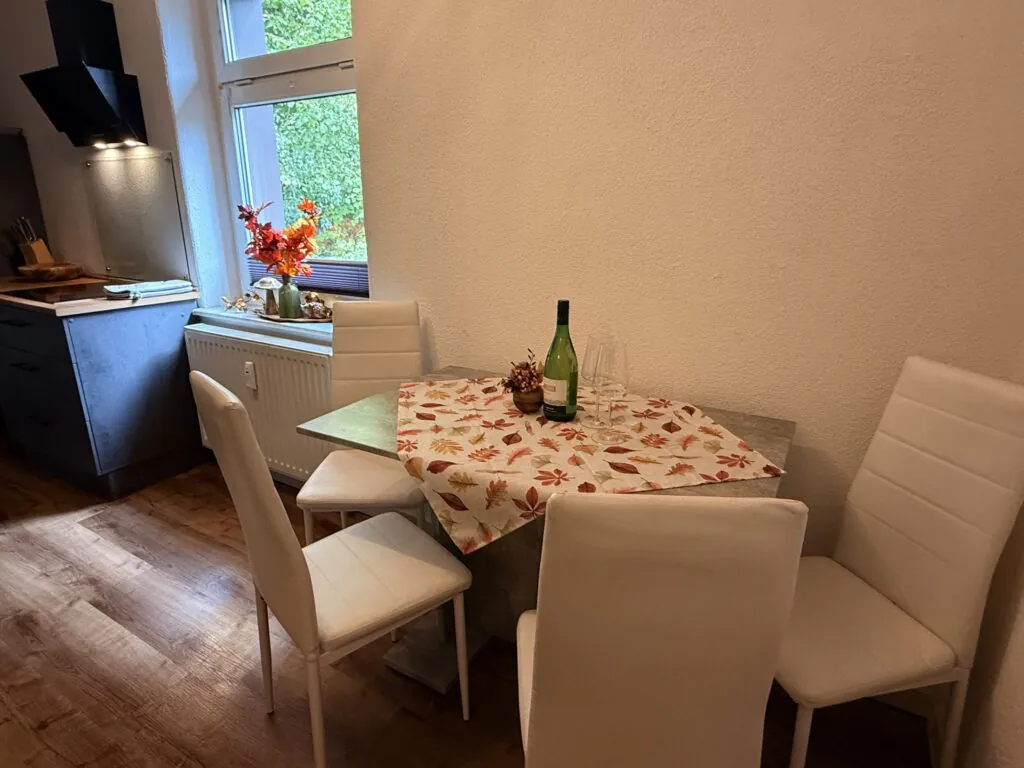 Essplatz in der Küche am Bogenfenster - Familienferienwohnung Felsenliebe, Hertigswalde