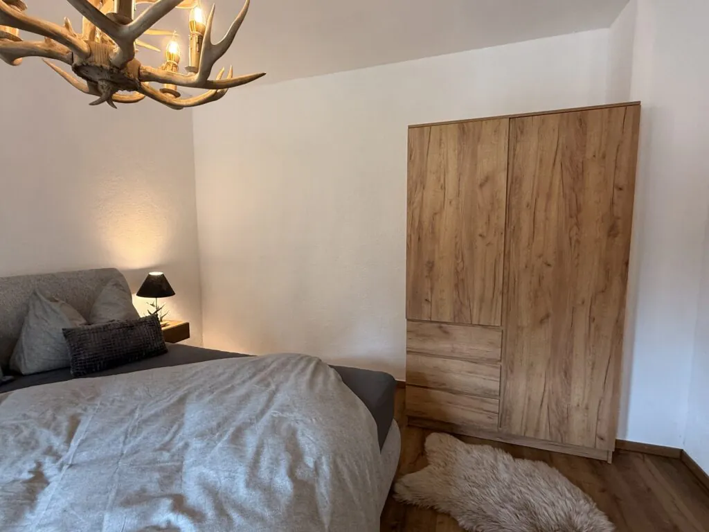 Schlafzimmer mit Familienbett - Familienferienwohnung Felsenliebe, Hertigswalde