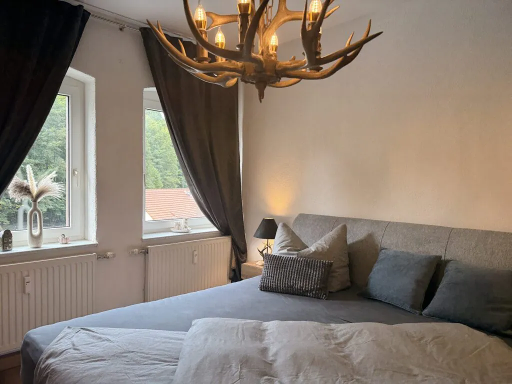 Schlafzimmer mit Familienbett - Familienferienwohnung Felsenliebe, Hertigswalde