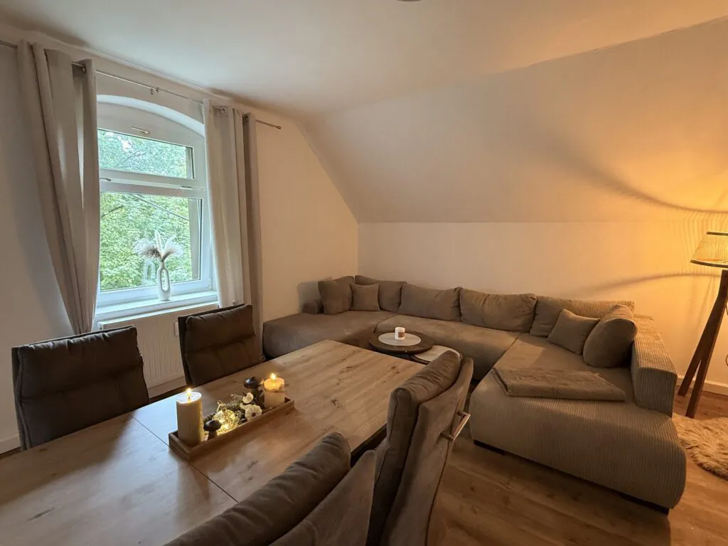 Wohnzimmer - Familienferienwohnung Felsenliebe, Hertigswalde